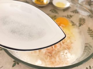 7、海陆双拼：虾皮胡萝卜鸡蛋饼,倒入食盐