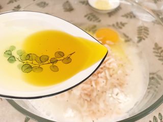 8、海陆双拼：虾皮胡萝卜鸡蛋饼,少许色拉油