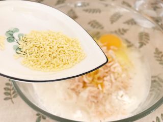 9、海陆双拼：虾皮胡萝卜鸡蛋饼,倒入鸡精（如果是给小宝宝的话 鸡精不放哦）