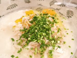 10、海陆双拼：虾皮胡萝卜鸡蛋饼,倒入蒜苗末