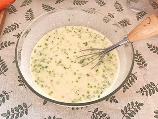 11、海陆双拼：虾皮胡萝卜鸡蛋饼,搅拌均匀