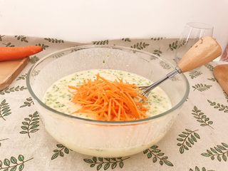 12、海陆双拼：虾皮胡萝卜鸡蛋饼,最后倒入胡萝卜丝