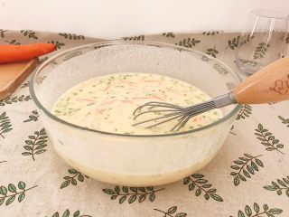 13、海陆双拼：虾皮胡萝卜鸡蛋饼,混合搅拌均匀至流动的面糊