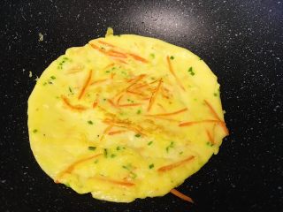 16、海陆双拼：虾皮胡萝卜鸡蛋饼,翻一面继续煎至金黄色（依次顺序摊完所有面糊）