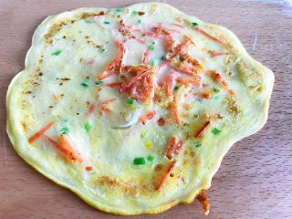 17、海陆双拼：虾皮胡萝卜鸡蛋饼,煎好的鸡蛋饼放在面板上稍微晾凉