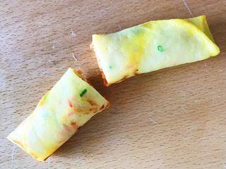 19、海陆双拼：虾皮胡萝卜鸡蛋饼,对半切开就可以啦 （有强迫症怕散开的可以用签子固定）