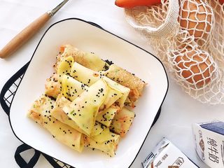 20、海陆双拼：虾皮胡萝卜鸡蛋饼,最后撒上熟芝麻就可以享用啦