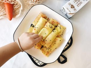 22、海陆双拼：虾皮胡萝卜鸡蛋饼,真的满室飘香馋哭宝宝呀