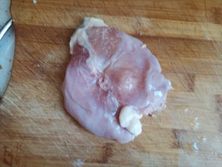 1、鸡肉山药粥,准备一块鸡胸肉