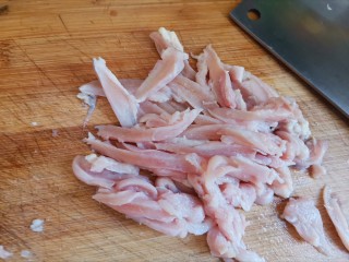 2、鸡肉山药粥,鸡胸肉洗干净切成条