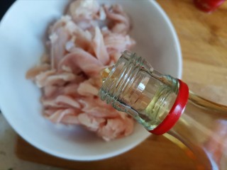 3、鸡肉山药粥,加入一勺料酒