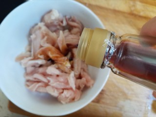 4、鸡肉山药粥,加入一勺生抽