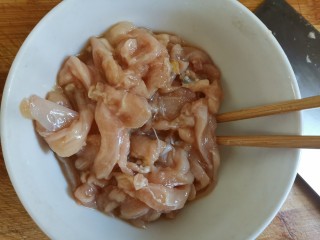 5、鸡肉山药粥,加入姜片搅拌均匀，腌制片刻