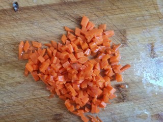 6、鸡肉山药粥,胡萝卜切成丁