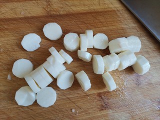 7、鸡肉山药粥,山药削皮洗干净切成段
