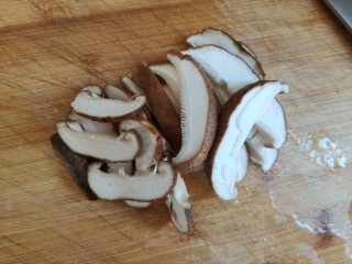 8、鸡肉山药粥,香菇洗干净切片