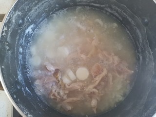 11、鸡肉山药粥,米开花后下入山药和鸡胸肉，继续中小火煮