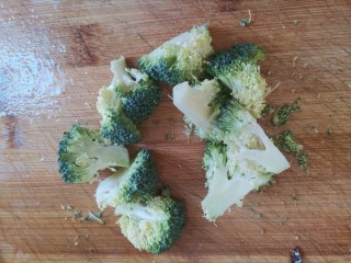 9、鸡肉山药粥,西兰花洗干净，切成小朵