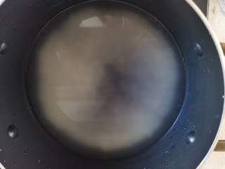 10、鸡肉山药粥,锅里加入适量的水，加入大米，煮至大米开花