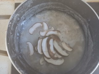 12、鸡肉山药粥,加入香菇片