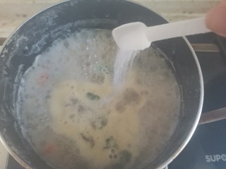 13、鸡肉山药粥,加入适量的盐