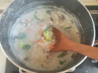 14、鸡肉山药粥,加入西兰花和胡萝卜，继续煮至粥变浓稠