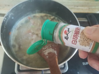 15、鸡肉山药粥,加入少许白胡椒粉调味