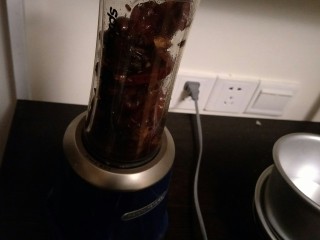 4、红糖枣泥蛋糕,打枣泥中