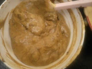 18、红糖枣泥蛋糕,搅拌均匀，这部为了使两边密度相差不那么大，容易拌匀