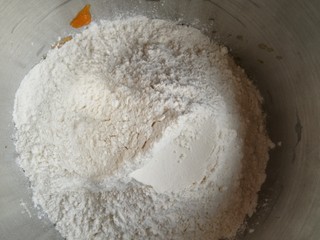 2、金苹果馒头（肉松包）,然后加入面粉和成面团。