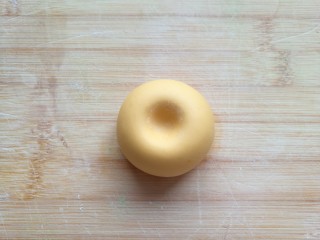 6、金苹果馒头（肉松包）,在馒头的顶部按下一个小坑。不用担心太深，醒发后就不这么明显了。