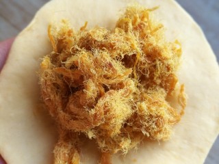 7、金苹果馒头（肉松包）,也可以包上肉松或个人喜欢的馅料做成苹果造型的包子。