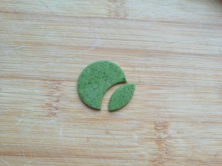 9、金苹果馒头（肉松包）,绿色面团擀薄，如图先用圆形模具切成圆片，再切成叶子状。