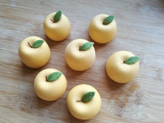 11、金苹果馒头（肉松包）,在叶子背面刷少许水，沾到苹果上面。