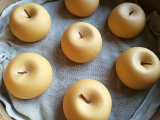 12、金苹果馒头（肉松包）,当看到生胚变成原来的1.5倍大，用手指轻轻按压能慢慢的回弹，拿起来感觉变得比刚做好时轻了，就表示醒发好了。