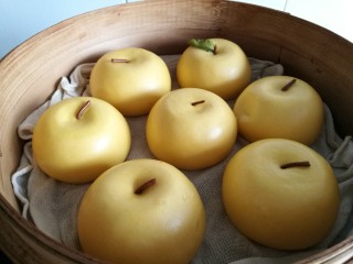 13、金苹果馒头（肉松包）,这时可以开火蒸了。蒸制时间是上汽后15分钟。时间到了关火后过5分钟再揭盖。