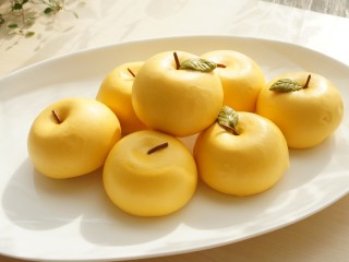 14、金苹果馒头（肉松包）,金灿灿的小苹果特别喜庆。