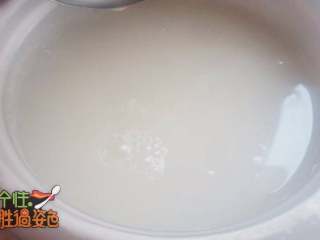 1、青菜肉沫粥,锅中放入开水和米煮开花即可