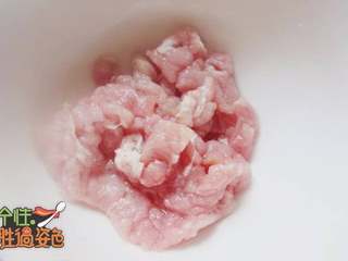 2、青菜肉沫粥,瘦肉末加入盐、黑胡椒粉、黄酒拌匀