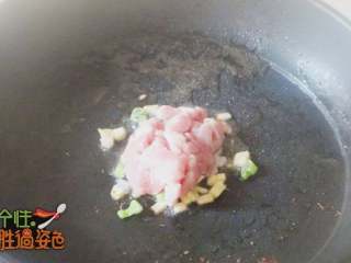 4、青菜肉沫粥,放入腌好的肉末翻炒