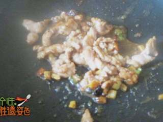 5、青菜肉沫粥,加少量味极鲜调味，肉变颜色即可