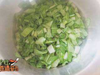 6、青菜肉沫粥,小青菜洗干净切碎