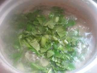8、青菜肉沫粥,最后放入青菜碎