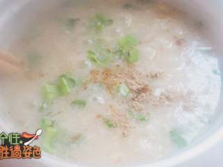 10、青菜肉沫粥,加入粥里，出锅前加少许黑胡椒粉、五香粉鸡精、盐调味，即可出锅