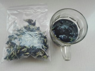 1、梦幻酥,先用沸腾的热水放入蝶豆花浸泡20分钟，取浸泡后15克蝶豆花水