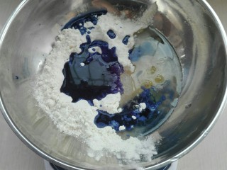 2、梦幻酥,将蝶豆花水同其它所有水油皮材料混合