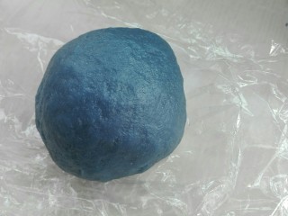 3、梦幻酥,揉成均匀光滑面团，盖保鲜膜醒发