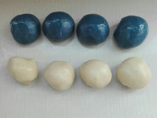 7、梦幻酥,将水油皮同油酥各均等分成四份