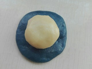 8、梦幻酥,取一个分好的水油皮剂子，擀成圆形，包入一个分好的油酥