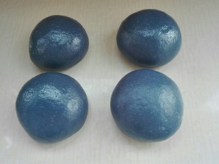 10、梦幻酥,四个依次全部包好，收口朝下，盖保鲜膜醒发15分钟